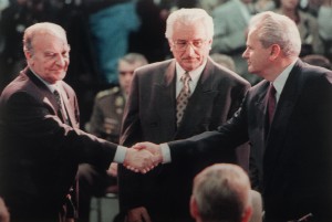 1 novembre 1995: stretta di mano tra il presidente bosniaco Alija Izetbegovic e il presidente serbo Slobodan Milosevic, con al centro il presidente croato Franjo Tudjman. Vent’anni dopo, la Bosnia-Erzegovina è ancora segnata da sfiducia e nette divisioni. FOTO AFP / JOE MARQUETTE