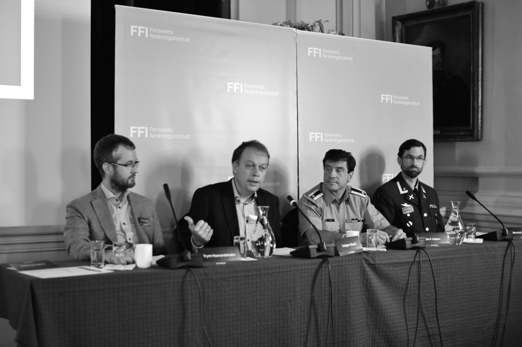 The panel at FFI's forum discusses applications for the new camera technology. From left: Trym Haavardsholm and Torbjørn Skauli, researchers at FFI, Major Ola Petter Odden, Army Combat Lab, and Major Øyvind Berg, Brigade Nord.