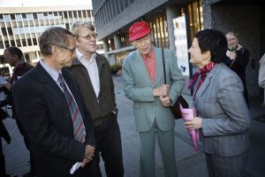 (From h) Minister of Fisheries Helga Pedersen greets Gunnar Garbo and Professor at UiO, Ståle Eskeland and Ivar Egeberg, party secretary in the Center Party, after the presentation of the support appeal "A Conservative government with the Conservatives and the FRP means a frontal attack on the welfare state". The petition has been signed by a hundred people, including several well-known politicians and cultural workers. Photo: Jon-Michael Josefsen / Scanpix