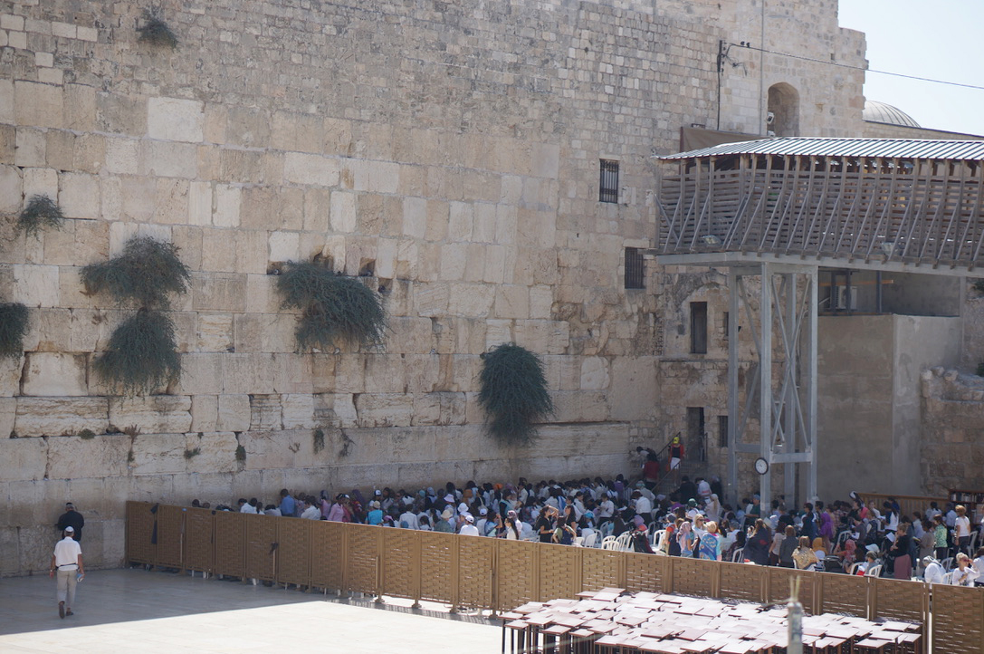 Il Muro del Pianto a Gerusalemme. Ebrei a sinistra. Ingresso XX a destra. Foto: Truls Lie